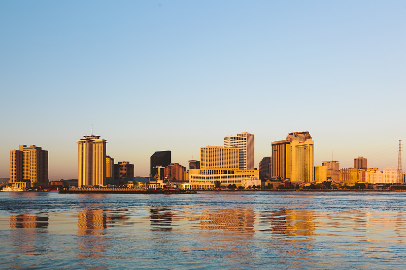 在美国，日出时新奥尔良倒映在密西西比河上图片下载