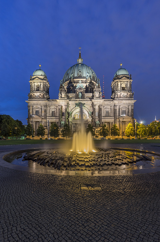 德国，柏林，柏林大教堂的夜晚图片下载