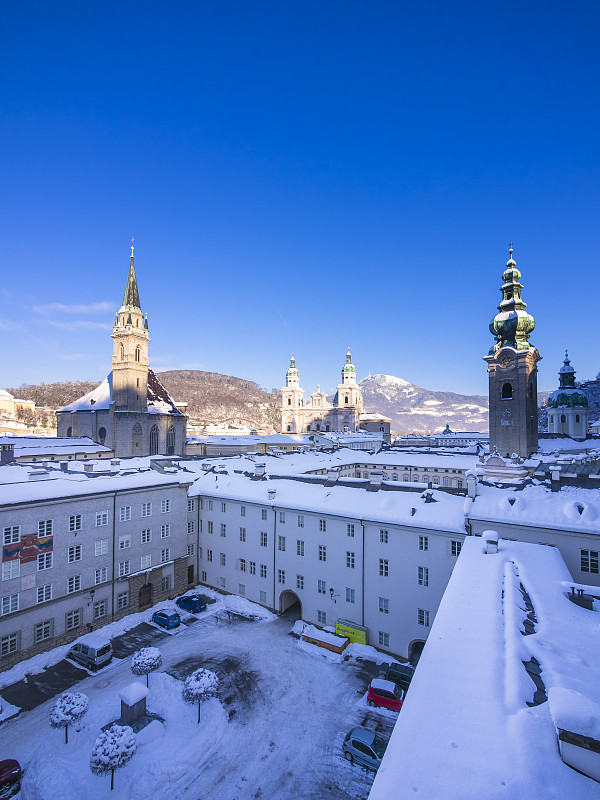 奥地利，萨尔茨堡，圣彼得教堂，方济会教堂，学院教堂和萨尔茨堡大教堂在老城区图片素材