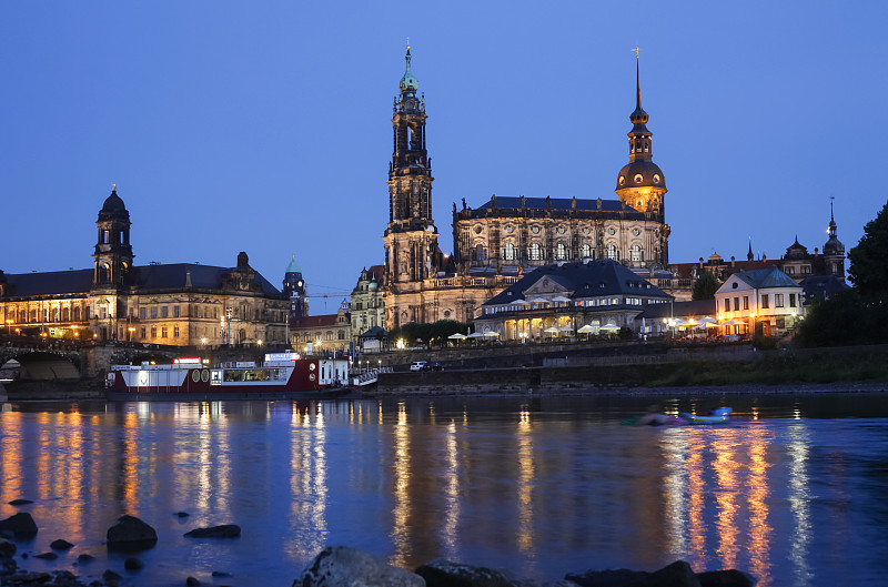 德国，萨克森，德累斯顿，晚上的德累斯顿大教堂图片素材