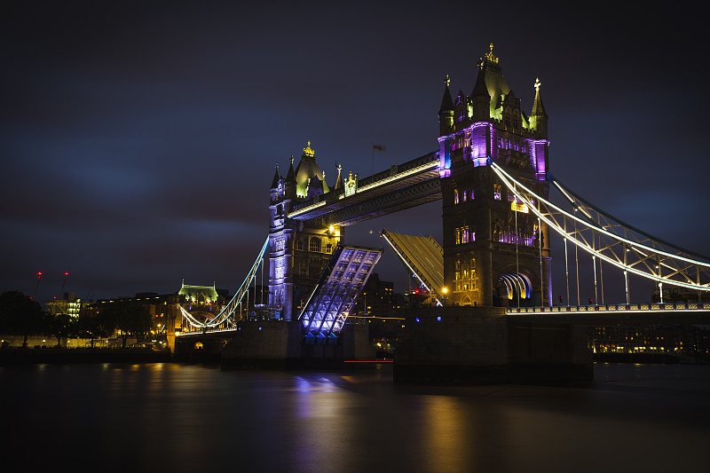 英国，伦敦，夜晚灯火通明的塔桥图片素材