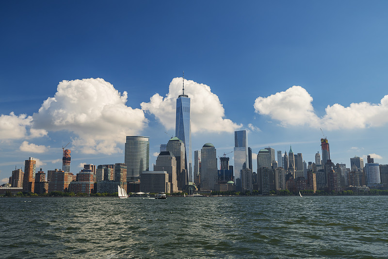 曼哈顿市中心摩天大楼上的云景图片下载