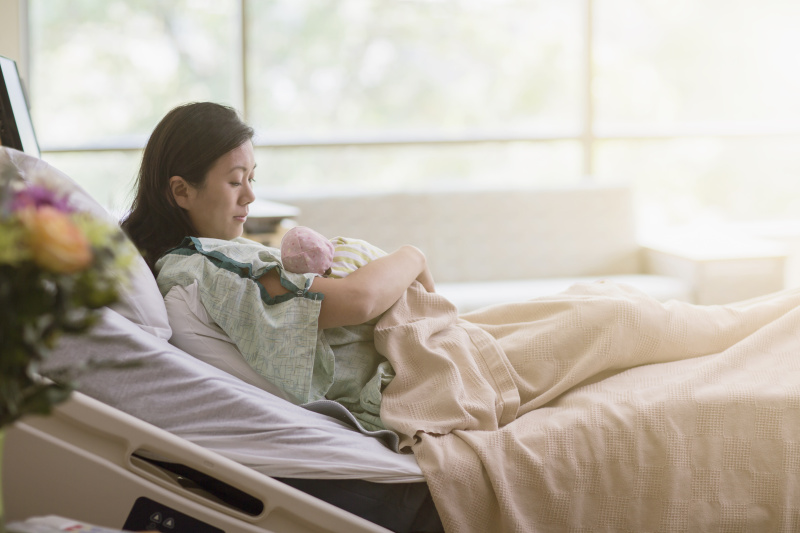 母亲在病房里抱着刚出生的婴儿图片素材
