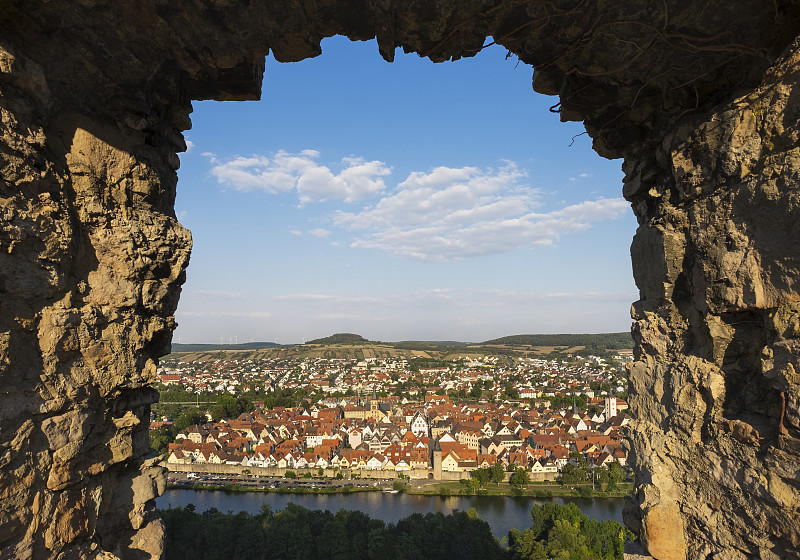 德国，巴伐利亚，卡尔斯塔特，通过卡尔斯堡城堡废墟的主要河流图片下载