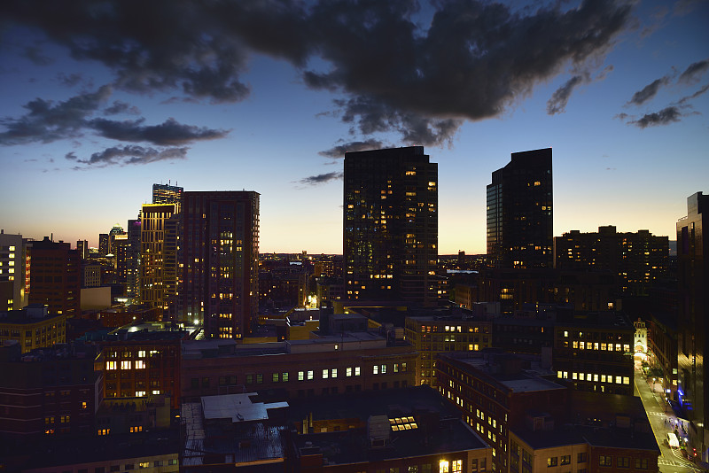 美国，马萨诸塞州，波士顿，城市景观上的黄昏灯光图片素材