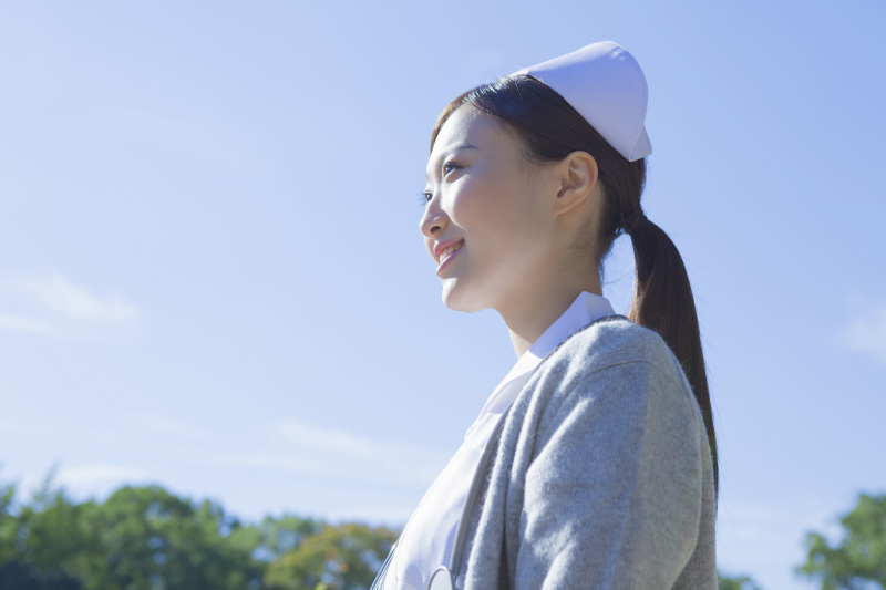 一个日本护士站在公园里图片下载