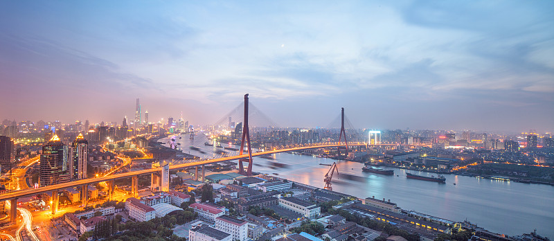 黄昏的上海全景图片素材