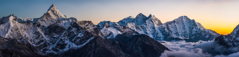 alpenlow在戏剧性的山峰上全景阿玛达布拉姆喜马拉雅山尼泊尔图片下载