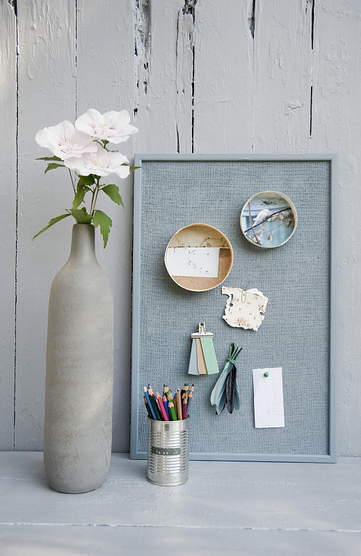 心情板与照片，彩色铅笔，木槿花，花瓶摄影图片