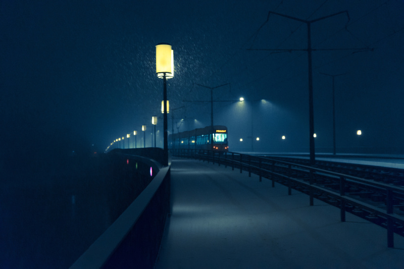 雪夜铁路桥上的缆车图片素材