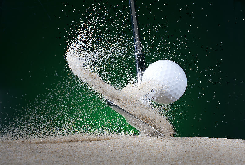 高尔夫球俱乐部在沙坑击球的特写图片下载