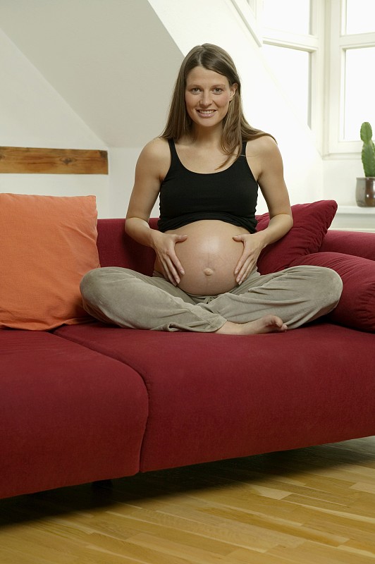 手放在肚子上的孕妇图片下载