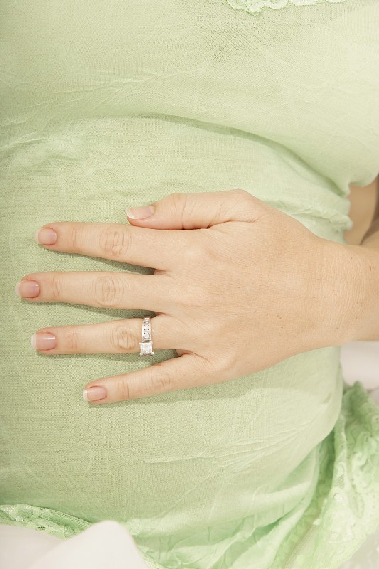 孕妇触摸腹部的中段视图图片下载