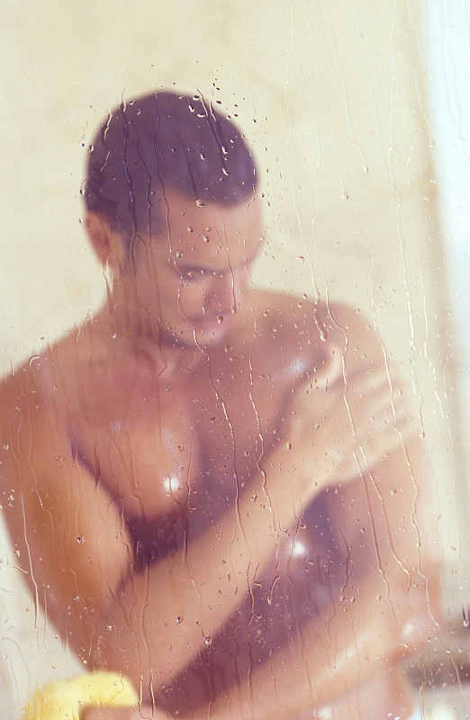 男人洗澡图片下载