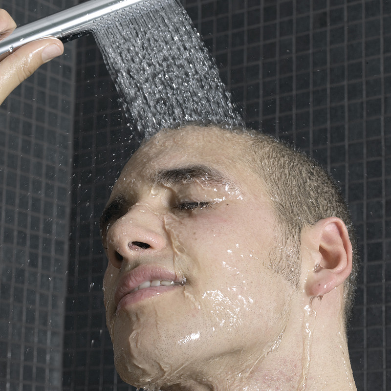 Man in shower图片下载
