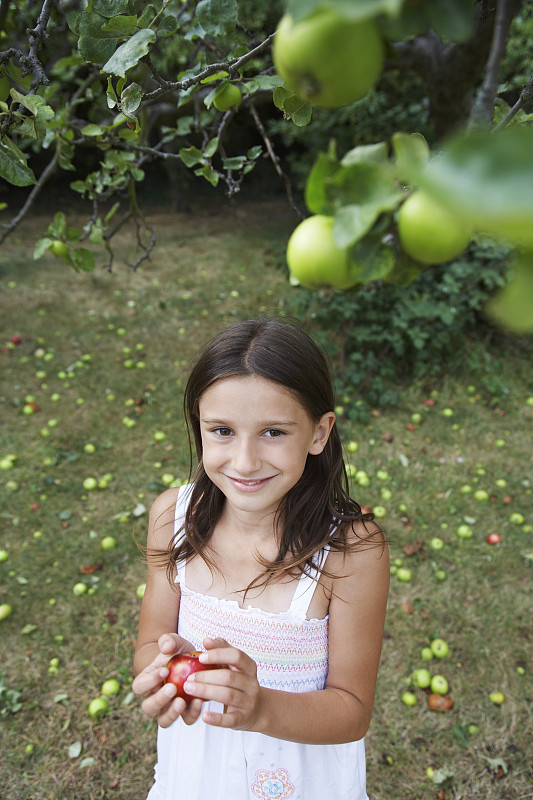 苹果树旁微笑的女孩图片下载