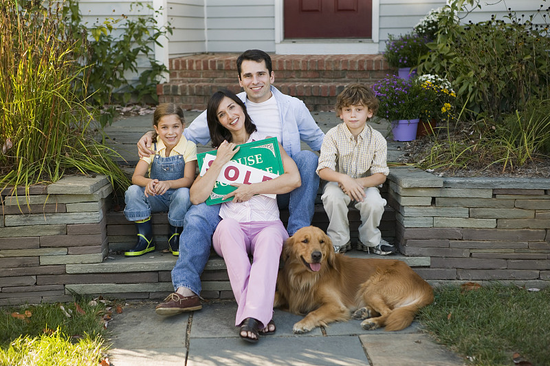 一家人坐在房子旁边，挂着卖的牌子图片下载