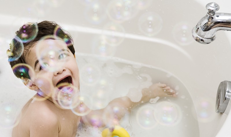 婴儿在泡泡浴中图片下载