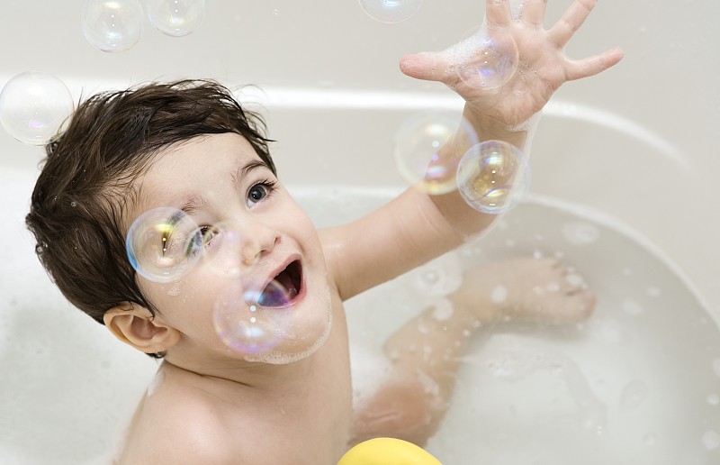 婴儿在泡泡浴中图片下载