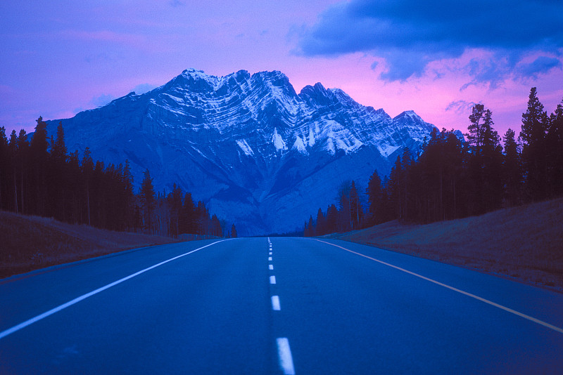 穿越加拿大落基山脉的高速公路图片素材