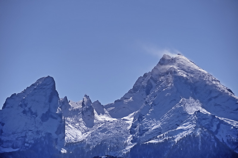 美丽的白雪皑皑的双峰山映衬着湛蓝的天空图片下载