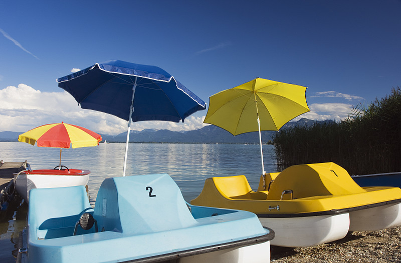 奇姆西湖上有趣的船，带遮阳伞的脚踏船图片素材