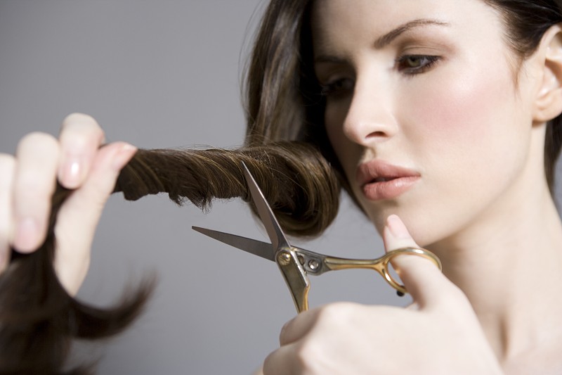 一个剪着棕色长发的女人图片下载