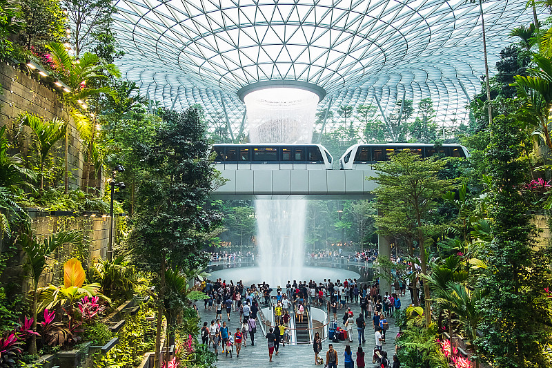 巨大的瀑布汇丰雨漩涡和美丽的绿色自然资生堂森林谷在宝石樟宜机场，连接新加坡樟宜国际机场航站楼;2019年5月11日，新加坡图片下载