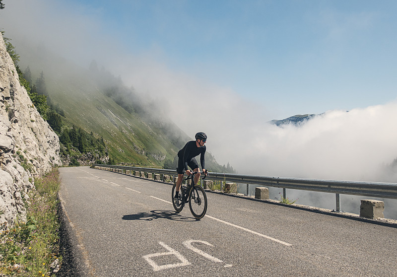 骑自行车的人正在攀登Colombière山口的最后一公里图片下载