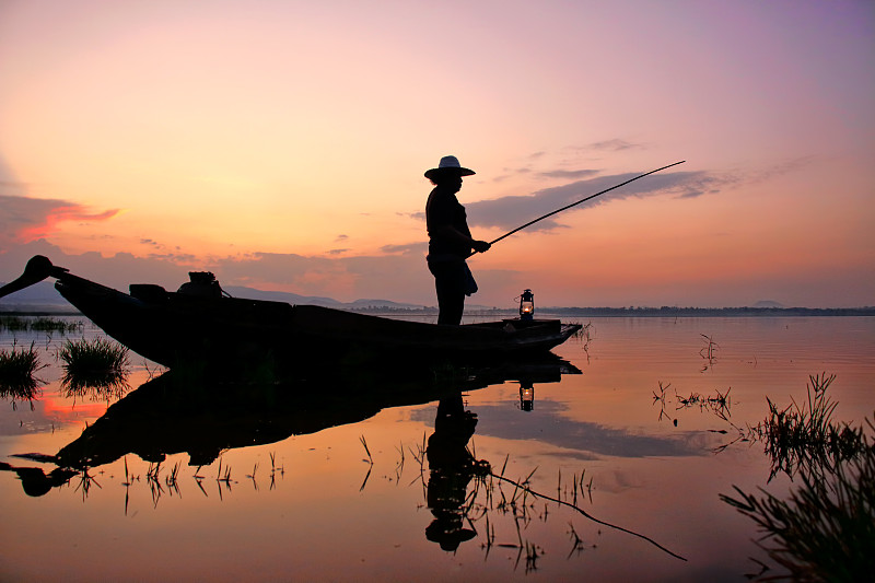 亚洲渔民在湖上的木船和鱼竿图片下载