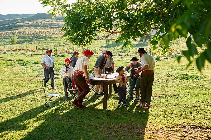 一家人摆好桌子准备享用传统的阿根廷烤肉。图片下载