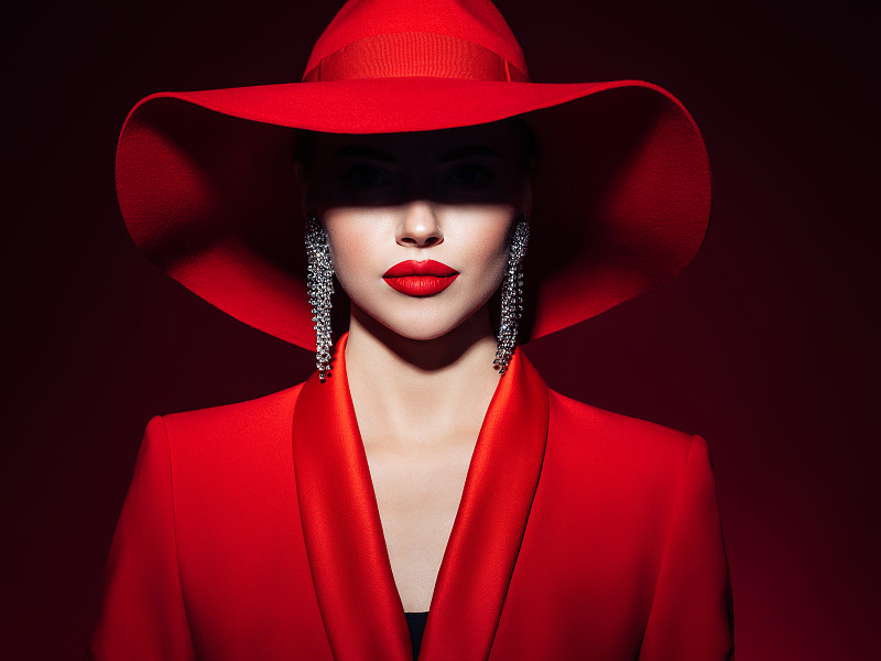 漂亮的女孩化妆穿着红色的夹克和帽子图片素材