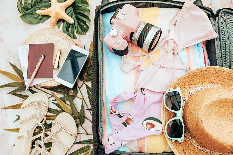 打开手提箱与休闲女装准备在夏季旅行图片素材