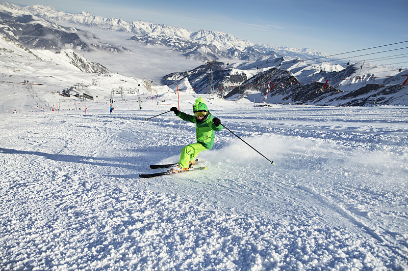小男孩喜欢在阿尔卑斯山的冰川上滑雪图片下载