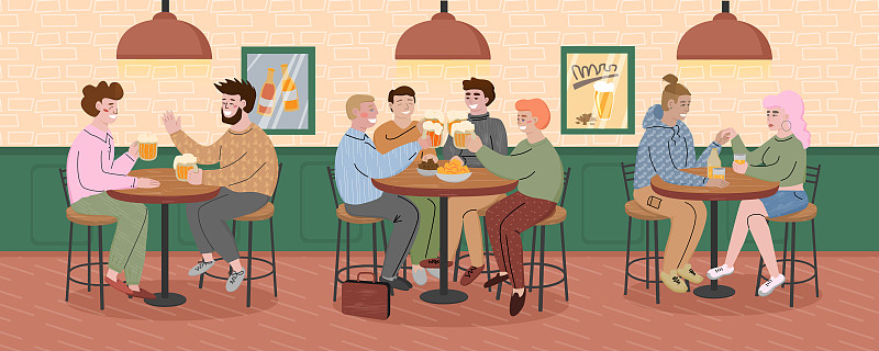 人们坐在酒吧的桌子旁喝啤酒。图片下载