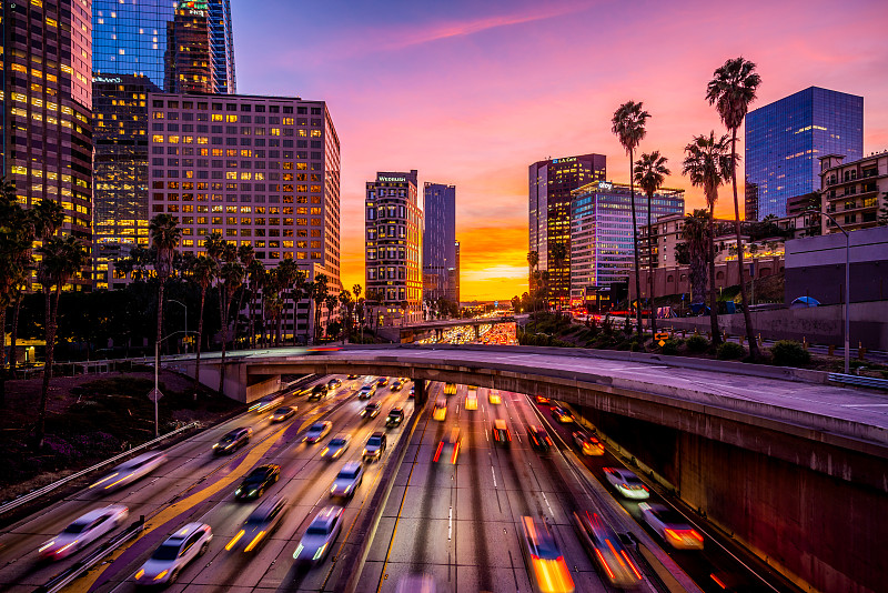 日落时分洛杉矶市中心繁忙的交通图片下载