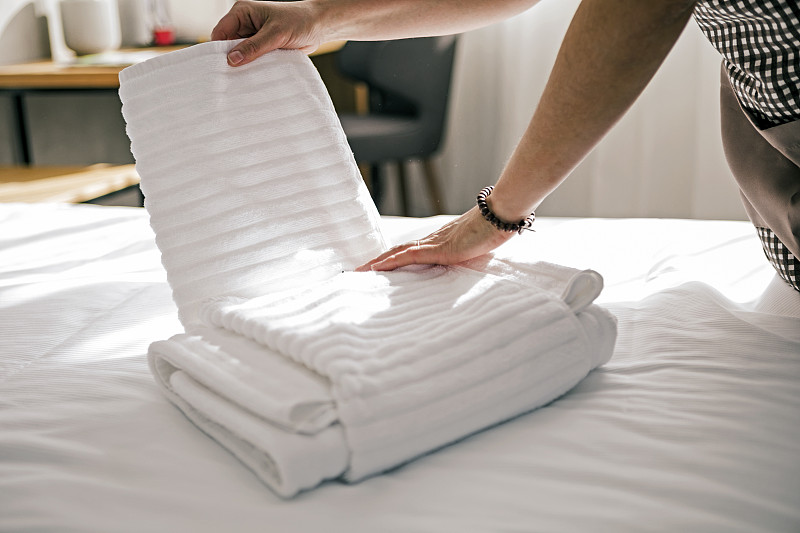 酒店客房清洁时使用干净的毛巾图片下载