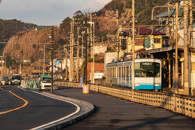 日本神奈川县海上行驶的当地火车图片下载