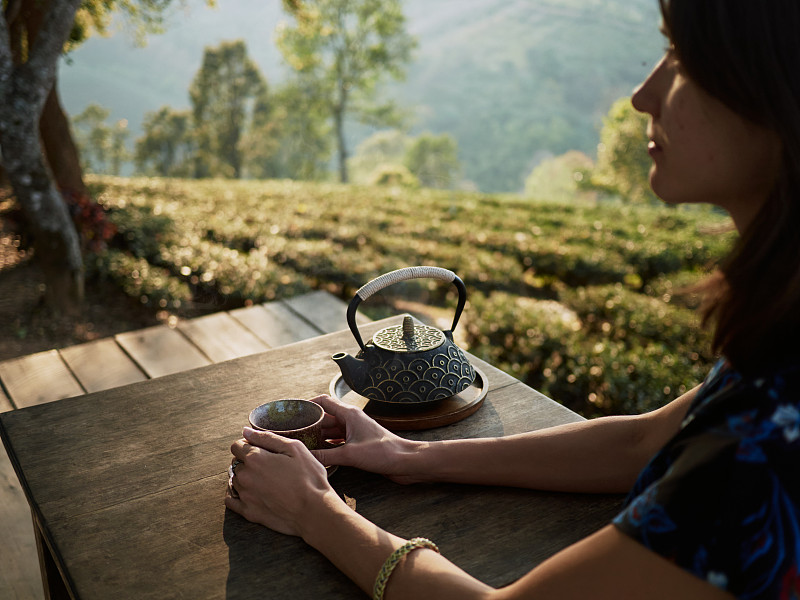 在花园里喝茶的女人图片下载