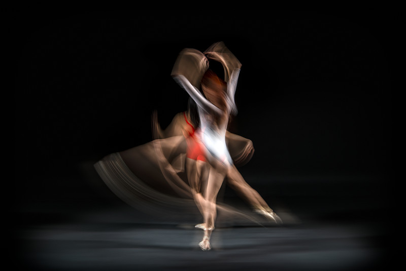 芭蕾舞者在跳舞，动作模糊图片下载