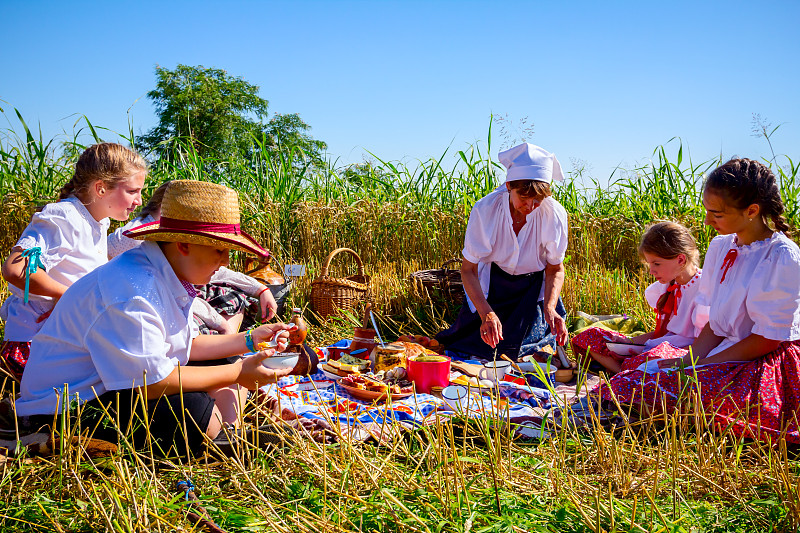 孩子们在传统的小麦收获时吃早餐图片下载