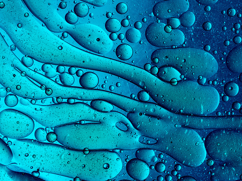 完整的框架抽象形状和纹理形成的气泡和滴油渍在蓝色液体背景。图片下载