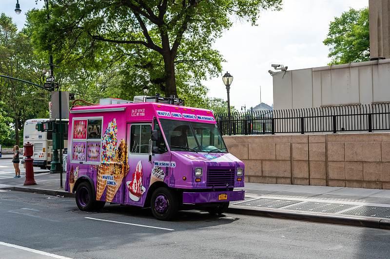 冰淇淋车停在曼哈顿的街道上-图片图片下载