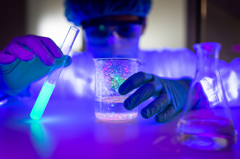 科学家在紫外线下观察实验室管图片素材