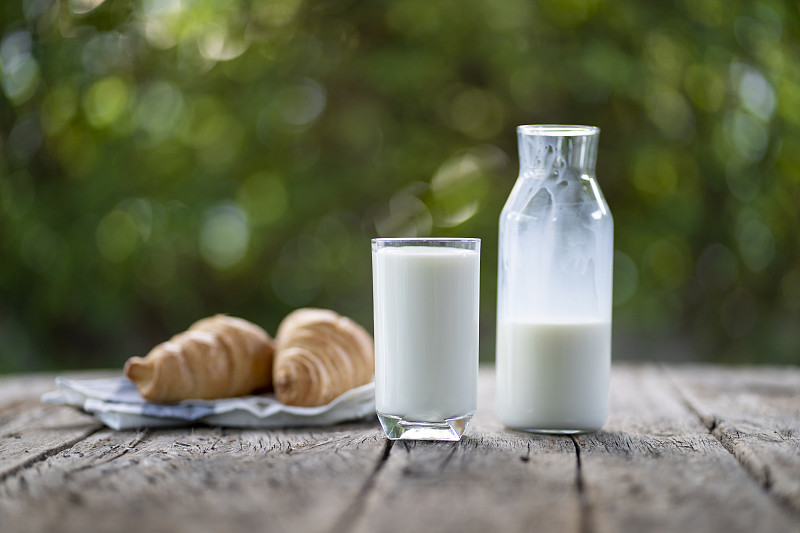 一杯牛奶在一个自然的背景图片下载