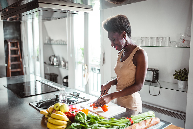 非洲妇女在家做饭图片素材