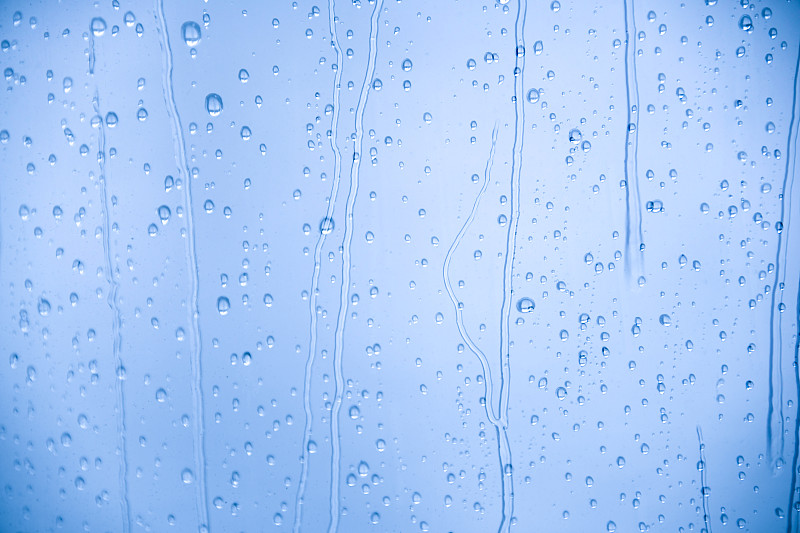 雨点落在透明的玻璃窗上。平面设计的概念背景。图片下载