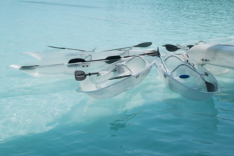 高角度的透明划艇在海上图片素材