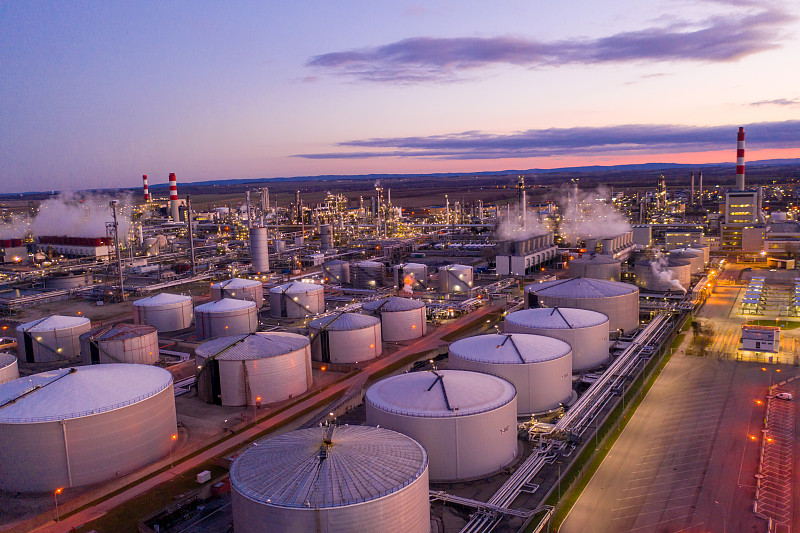 日落时的炼油厂鸟瞰图。图片下载