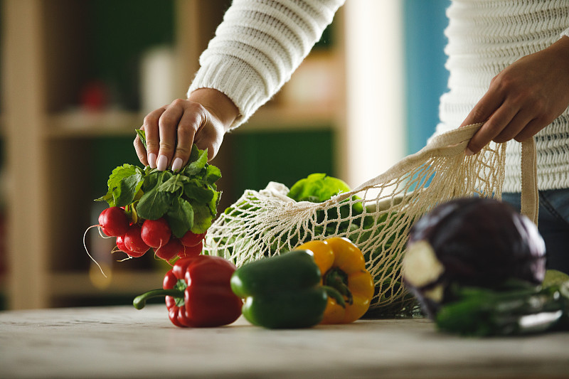 购买当地的新鲜蔬菜来减少你的食物足迹图片下载